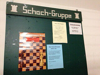 Der Aushang der Schach-Gruppe im Gefängnis.