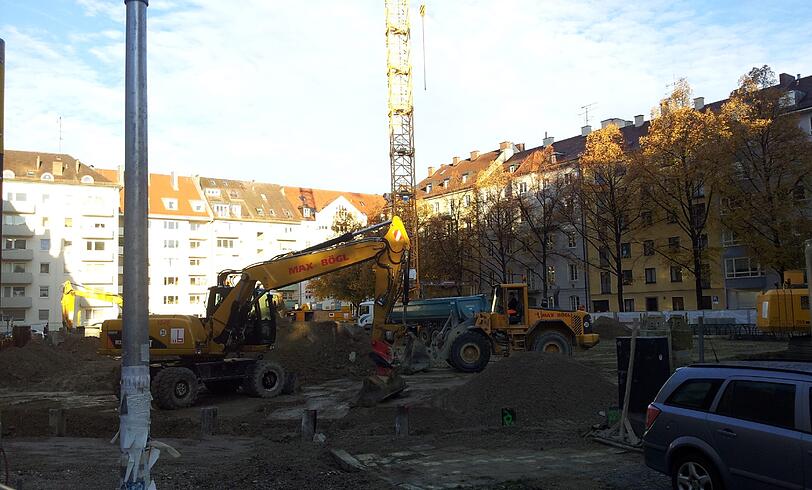 Staub, Dreck und Lärm am Josephsplatz: Am Freitagmorgen wird schon gebaggert und gebohrt. Sehr zum Missfallen der Anwohner.