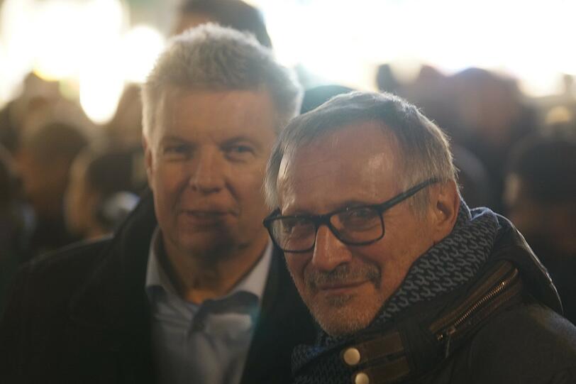 Sehen sich gemeinsam die Künstler an: OB Dieter Reiter (l.) und Konstantin Wecker neben der Bühne.
