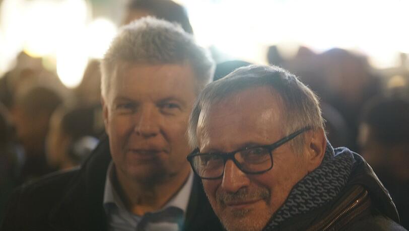 Sehen sich gemeinsam die Künstler an: OB Dieter Reiter (l.) und Konstantin Wecker neben der Bühne. Sehen sich gemeinsam die Künstler an: OB Dieter Reiter (l.) und Konstantin Wecker neben der Bühne.