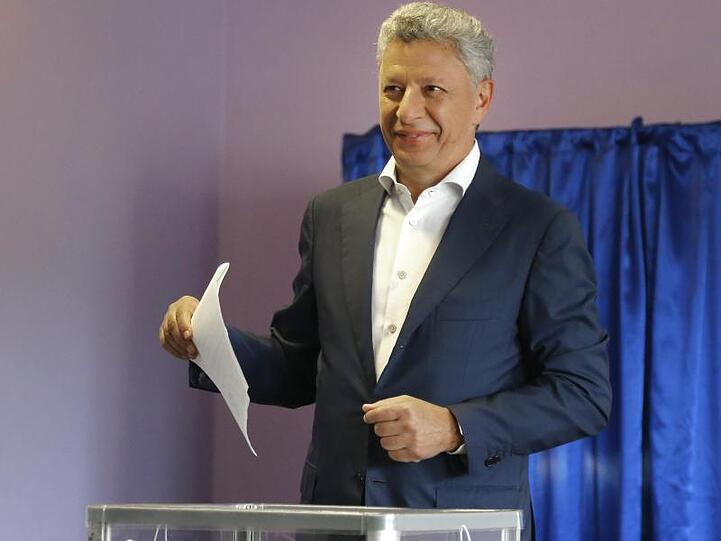 Der als russlandfreundlich geltende Oppositionskandidat Kandidat Jurij Boiko bei der Stimmabgabe.