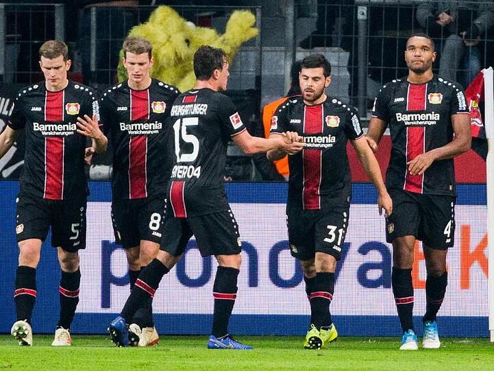 Kevin Volland (2.v.l.) erzielte beide Tore für Bayer Leverkusen.