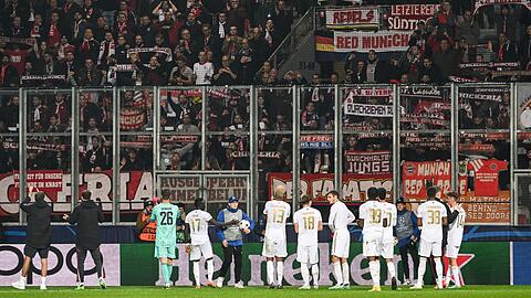Die Bayern stehen nach der Partie vor dem Fanblock.