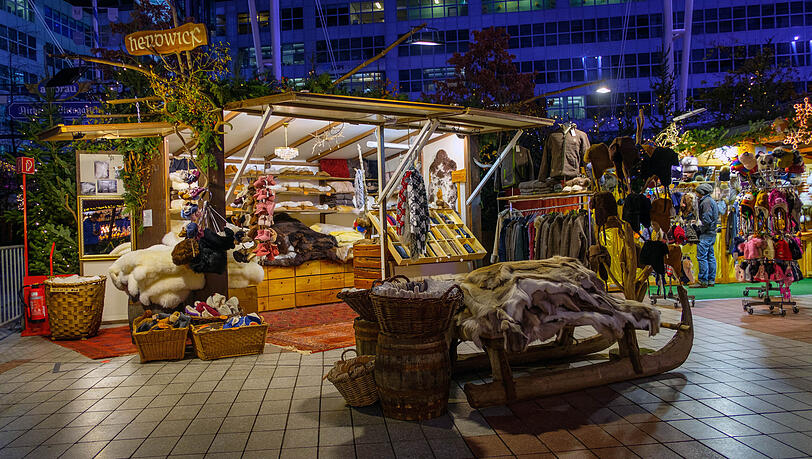 Mehr als 40 Stände mit Kunsthandwerk, Bekleidung, Schmuck und Spielwaren. Mehr als 40 Stände mit Kunsthandwerk, Bekleidung, Schmuck und Spielwaren.