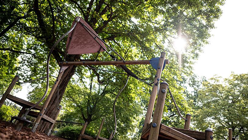 Plötzlich fiel auf dem Kinderspielplatz ein Ast herunter, ein 39-Jähriger wurde erschlagen. (Symbolbild)