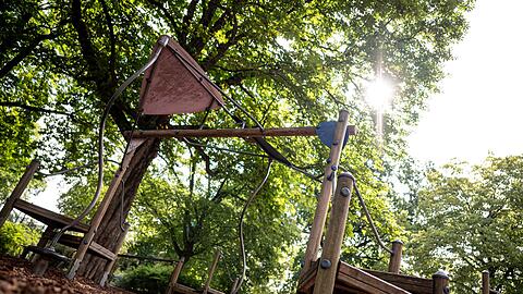 Plötzlich fiel auf dem Kinderspielplatz ein Ast herunter, ein 39-Jähriger wurde erschlagen. (Symbolbild)