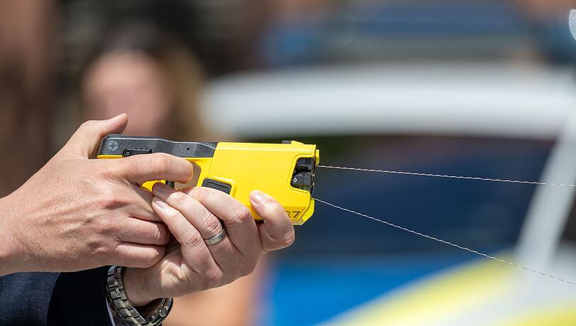 Taser statt Pistole? Die bayerische Polizei testet den Einsatz auf Streife. Taser statt Pistole? Die bayerische Polizei testet den Einsatz auf Streife.