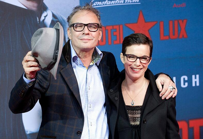 Starregisseur Leander Haußmann mit seiner Freundin Annika Kuhl bei der Premiere des "Hotel Lux" in Berlin.