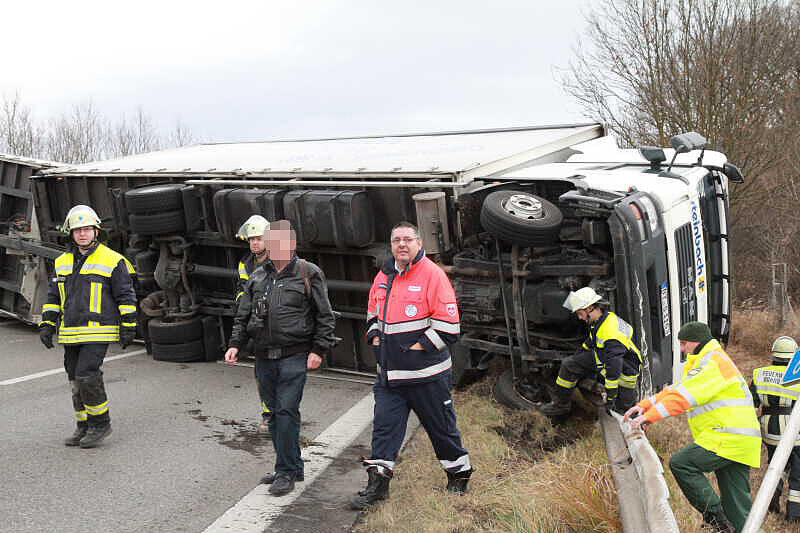 Am Freitag stürmte es so gewaltig, dass auf der A8 im Landkreis Rosenheim ein Lkw umgweht wurde und quer über die Fahrbahn kippte.