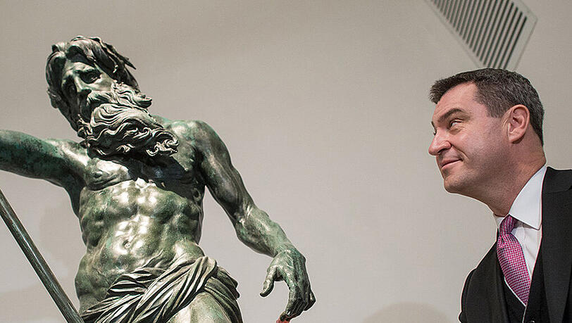 Bayerns Finanzminister Markus Söder in der Residenz neben einer Neptun-Statue. Bayerns Finanzminister Markus Söder in der Residenz neben einer Neptun-Statue.