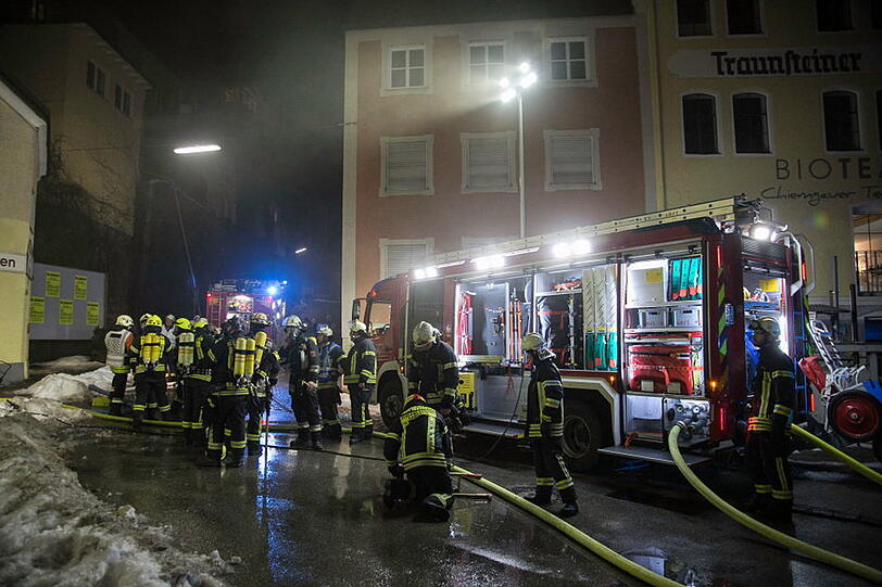 Die schnell eintreffende Feuerwehr hatte das Feuer zum Glück schnell unter Kontrolle, so dass ein Ausbreiten auf das restliche Gebäude verhindert werden konnte.