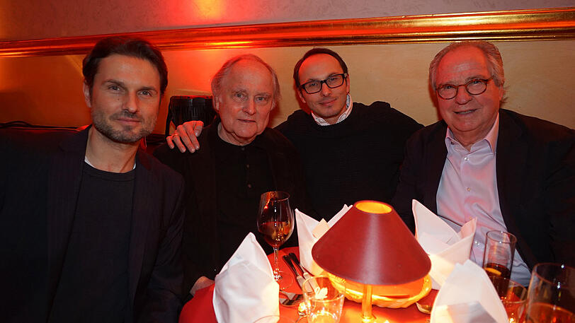 Simon Verhoeven (li.) feierte mit Vater Michael, Bruder Luca und Friedrich von Thun seinen Stern für "Willkommen bei den Hartmann".