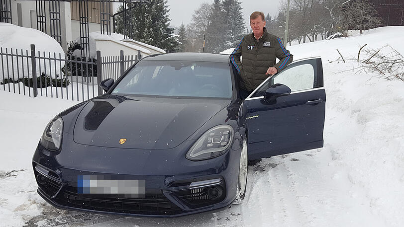 Nach wie vor als Repräsentant für Porsche unterwegs: Röhrl. Sein verstorbener Bruder schwärmte einst für die Marke.
