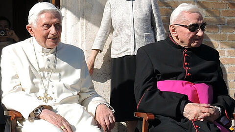 Der emeritierte Papst Benedikt XVI (l) und sein Bruder Georg im Frühjahr 2017. Mittlerweile macht sich Georg große Sorgen um Joseph.