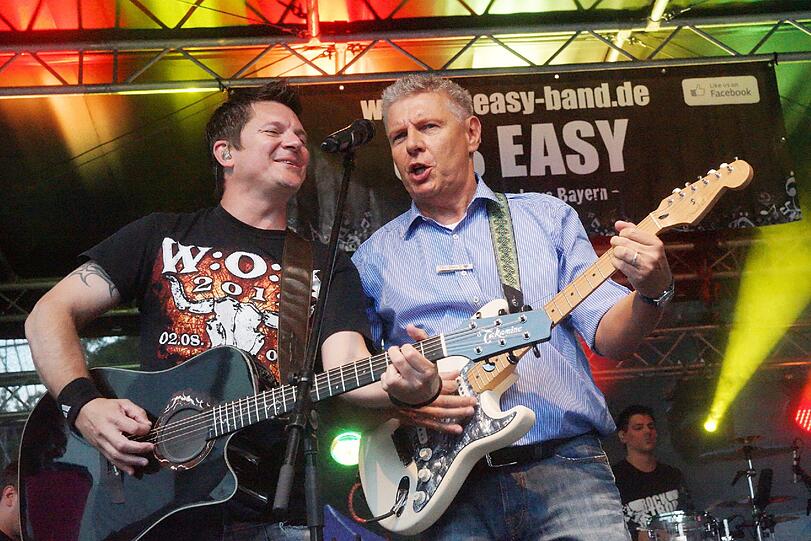 Dieter Reiter greift gerne zur Gitarre, wie hier beim Isarinselfest - demnächst wieder beim Festival der akustischen Musik in Laim.