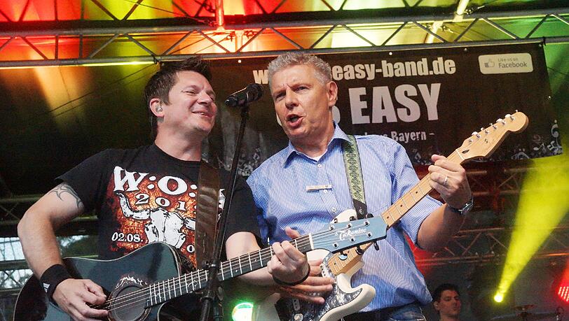 Dieter Reiter greift gerne zur Gitarre, wie hier beim Isarinselfest - demnächst wieder beim Festival der akustischen Musik in Laim. Dieter Reiter greift gerne zur Gitarre, wie hier beim Isarinselfest - demnächst wieder beim Festival der akustischen Musik in Laim.