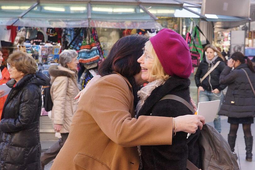 An Sabathils "Hug-Stand" in der vergangenen Woche: Die Stadträtin umarmte Passanten in der Fußgängerzone - "einfach so und ganz unverbindlich".