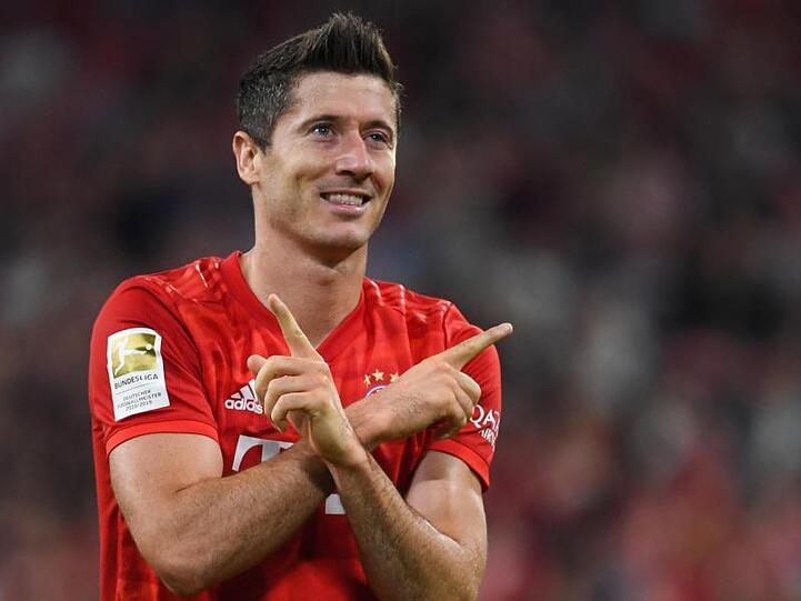 Robert Lewandowski vom FC Bayern München jubelt mit gekreuzten Armen und ausgestreckten Zeigefingern. Foto: Sven Hoppe/Archiv