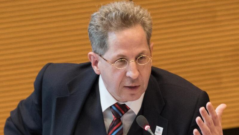 Hans-Georg Maaßen, ehemaliger Verfassungsschutz-Chef, ist Mitglied der CDU und der Werte-Union, die sich als konservative Strömung in der Union versteht. Hans-Georg Maaßen, ehemaliger Verfassungsschutz-Chef, ist Mitglied der CDU und der Werte-Union, die sich als konservative Strömung in der Union versteht.