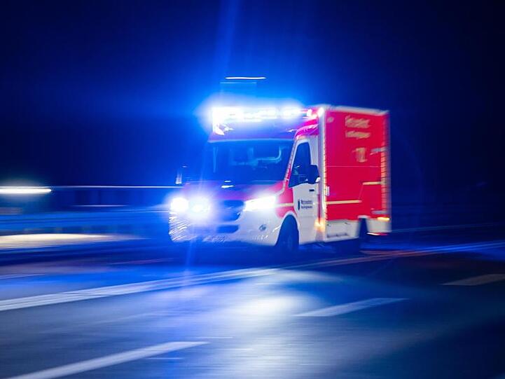 Ein Rettungswagen der Feuerwehr fährt mit Blaulicht durch eine Straße. Foto: Marcel Kusch/dpa/Symbolbild
