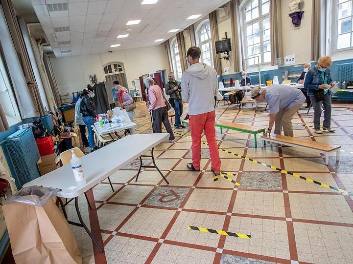 Ein Wahllokal in Paris. In Frankreich hat die Endrunde der Kommunalwahlen begonnen.