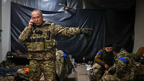 Generaloberst Oleksandr Syrskyi, Befehlshaber der Armee der Ukraine, gibt Anweisungen in einem Unterstand in Soledar in der Donesk-Region. Dort finden gerade heftige Kämpfe mit den russsischen Truppen statt.