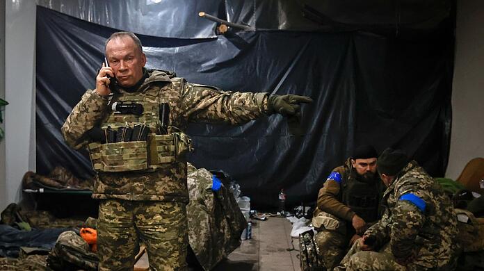 Generaloberst Oleksandr Syrskyi, Befehlshaber der Armee der Ukraine, gibt Anweisungen in einem Unterstand in Soledar in der Donesk-Region. Dort finden gerade heftige Kämpfe mit den russsischen Truppen statt.