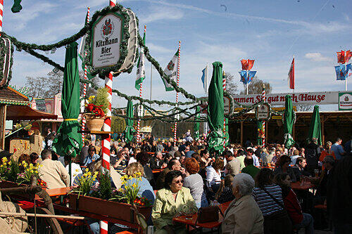 Der Bummel übers Herbstvolksfest soll ungetrübte Freude machen: Saufende und randalierende Jugendliche haben hier nichts verloren.