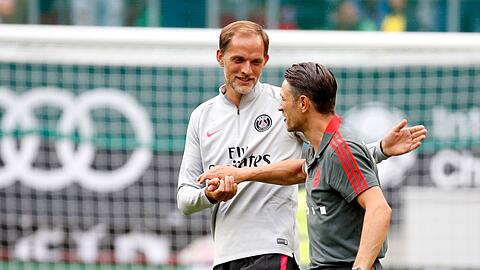 Trainer Thomas Tuchel (l) von PSG und Trainer Niko Kovac von FC Bayern München verabschieden sich nach dem Spiel.