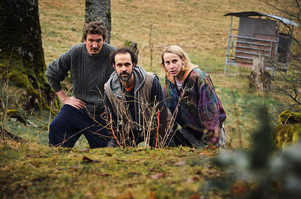 Reinhard Berg (Felician Hohnloser, Mitte) ist gemeinsam mit Luke Badrow (Karsten Antonio Mielke, l.) und Mika Novak (Mareike Beykirch, r.) aus der geschlossenen Abteilung geflohen und sucht Zuflucht auf dem Hof der Familie Berg. Reinhard Berg (Felician Hohnloser, Mitte) ist gemeinsam mit Luke Badrow (Karsten Antonio Mielke, l.) und Mika Novak (Mareike Beykirch, r.) aus der geschlossenen Abteilung geflohen und sucht Zuflucht auf dem Hof der Familie Berg.
