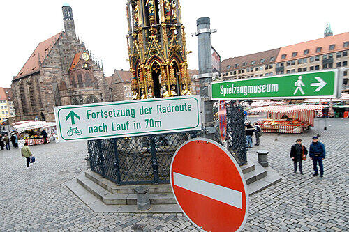 Gesperrt: Wer den Europa-Radweg nutzen will, muss seinen Drahtesel 70 Meter vom Schönen Brunnen bis zur Brautkehre schieben.