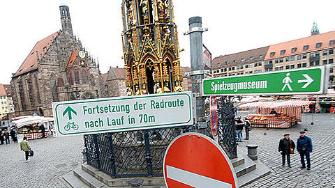 Gesperrt: Wer den Europa-Radweg nutzen will, muss seinen Drahtesel 70 Meter vom Schönen Brunnen bis zur Brautkehre schieben.