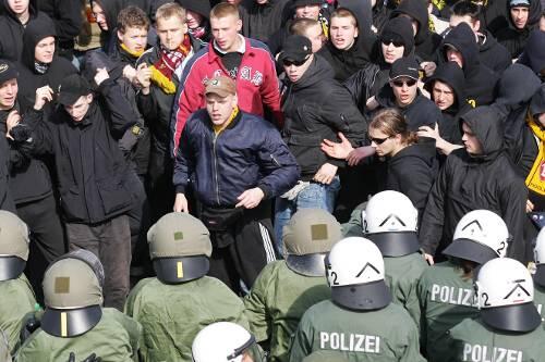 Sehen sich oft der Polizei gegenüber: Einige &bdquo;Anhänger&ldquo; von Dynamo Dresden gelten als äußerst gewaltbereit.