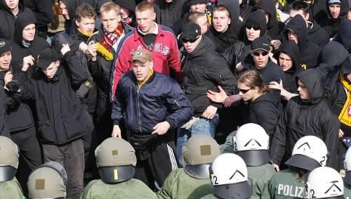 Sehen sich oft der Polizei gegenüber: Einige „Anhänger“ von Dynamo Dresden gelten als äußerst gewaltbereit. Sehen sich oft der Polizei gegenüber: Einige „Anhänger“ von Dynamo Dresden gelten als äußerst gewaltbereit.