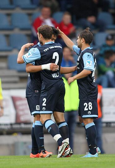 Der TSV 1860 München hat sein Testspiel gegen den FC Zürich mit 5:1 gewonnen. Die besten Bilder aus dem Grenzlandstadion von Kufstein.