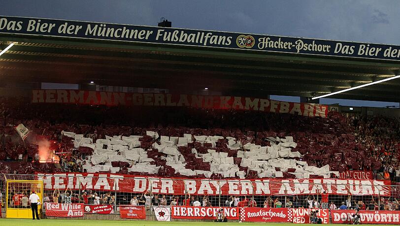 Choreographie der Fans des FC Bayern II im Heimspiel an der Grünwalder Straße gegen den TSV 1860 II. Foto: sampics/Augenklick Choreographie der Fans des FC Bayern II im Heimspiel an der Grünwalder Straße gegen den TSV 1860 II. Foto: sampics/Augenklick