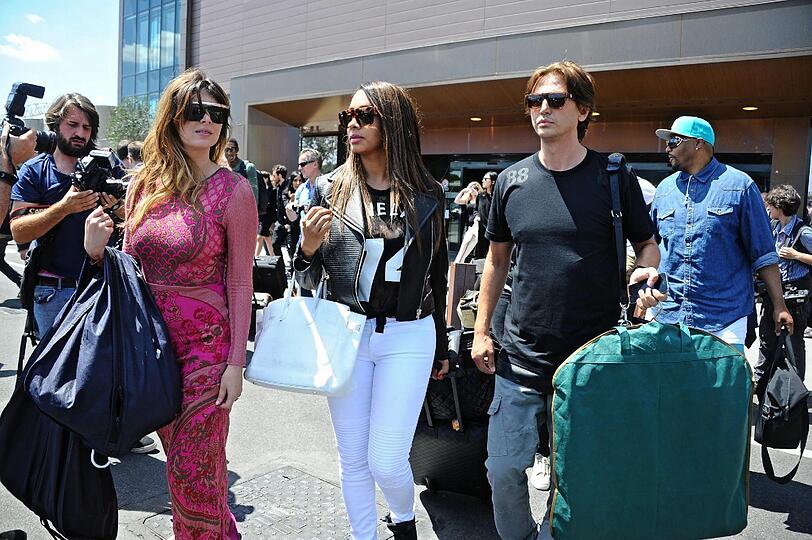 Station 2: Florenz in Italien: Hochzeitsgäste auf dem roten Teppich und viele Fnas. Kim Kardashian und Kanye West sagen endlich "Ja".