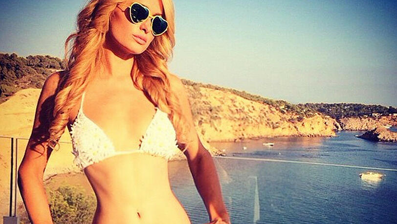 Paris Hilton mit extrem schlanker Taille Paris Hilton mit extrem schlanker Taille