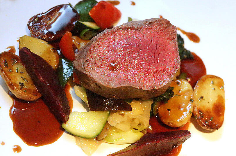 Wie aus dem Bilderbuch: Ein Rinderfilet aus der Heu-Meersalzkruste mit Schmorgemüse, Maltakartoffeln und Kalbsjus.