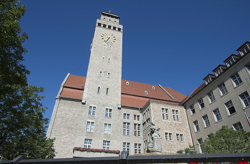 Ein Opfer ist Mitarbeiter des Rathauses Neukölln, das zweite ein Wachschützer. Foto: Paul Zinken