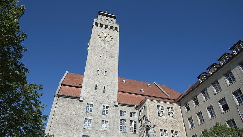 Ein Opfer ist Mitarbeiter des Rathauses Neukölln, das zweite ein Wachschützer. Foto: Paul Zinken Ein Opfer ist Mitarbeiter des Rathauses Neukölln, das zweite ein Wachschützer. Foto: Paul Zinken
