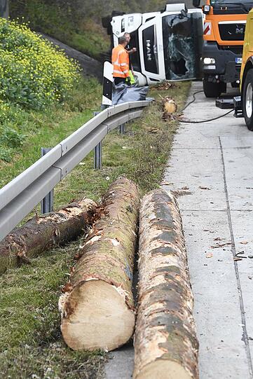 Die Ladung des Holzlasters musste umgeladen werden, daraufhin konnte das Wrack geborgen werden.
