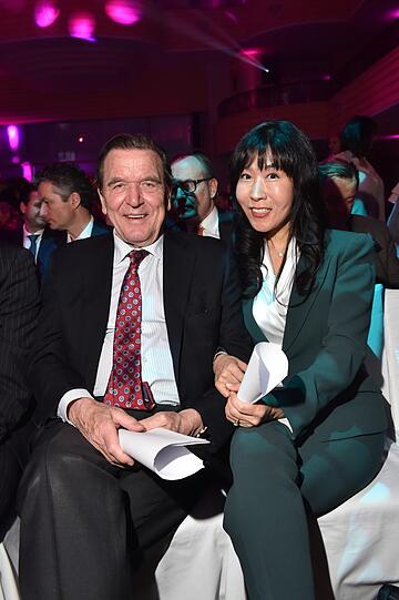Alt-Kanzler Gerhard Schröder mit seiner neuen Lebensgefährtin Soyeon Kim.