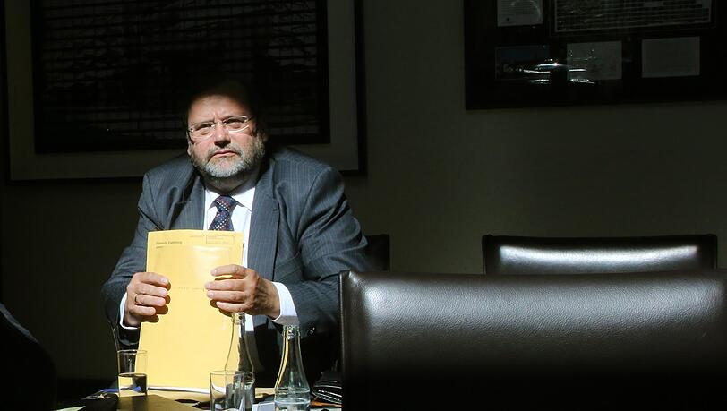 Duisburgs Ex-OB Sauerland soll am Mittwoch als Zeuge im Loveparade-Prozess aussagen. Duisburgs Ex-OB Sauerland soll am Mittwoch als Zeuge im Loveparade-Prozess aussagen.