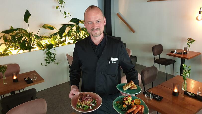 Dirk Gerrard mit Entenbrustschinken und Black Tiger Garnelen. Dirk Gerrard mit Entenbrustschinken und Black Tiger Garnelen.