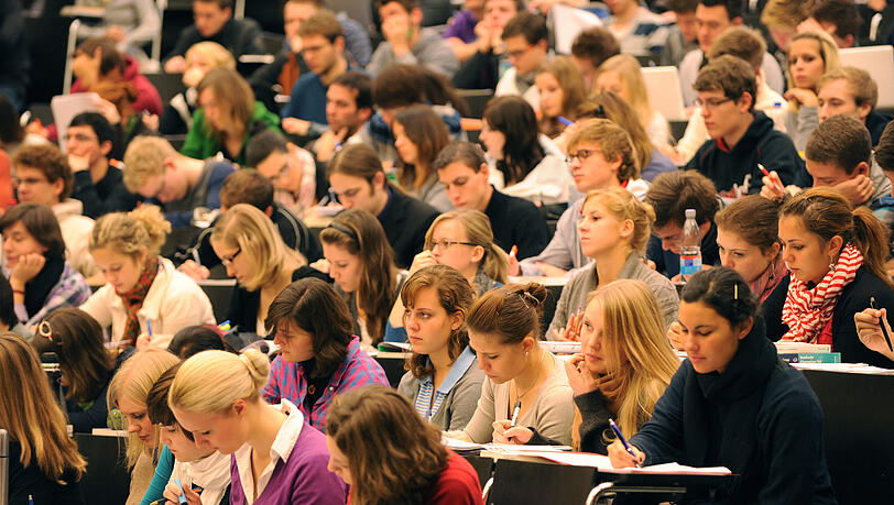 Bessere Studien-Inhalte fordert Die Linke bei einer Diskussionsveranstaltung. Bessere Studien-Inhalte fordert Die Linke bei einer Diskussionsveranstaltung.
