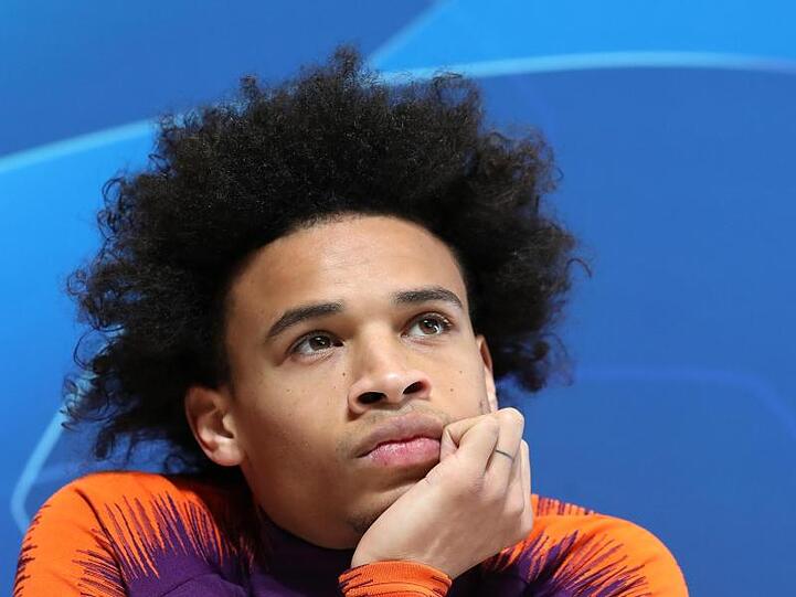 Leroy Sane sitzt bei einer Pressekonferenz. Foto: Martin Rickett/PA Wire/dpa/Archivbild
