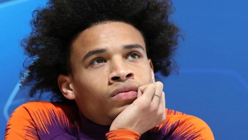 Leroy Sane sitzt bei einer Pressekonferenz. Foto: Martin Rickett/PA Wire/dpa/Archivbild Leroy Sane sitzt bei einer Pressekonferenz. Foto: Martin Rickett/PA Wire/dpa/Archivbild