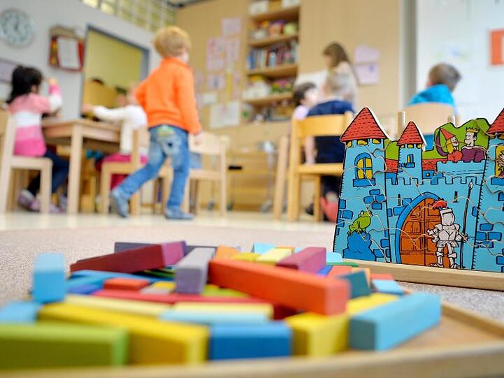 Spielzeug liegt in einer Kindertagesstätte auf dem Boden. Foto: Monika Skolimowska/Archivbild
