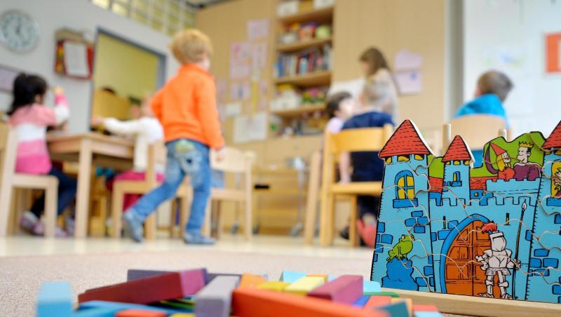 Spielzeug liegt in einer Kindertagesstätte auf dem Boden. Foto: Monika Skolimowska/Archivbild Spielzeug liegt in einer Kindertagesstätte auf dem Boden. Foto: Monika Skolimowska/Archivbild